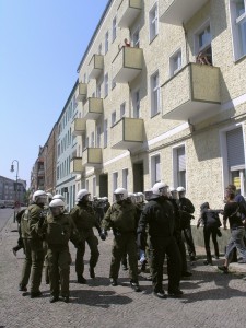 Polizisten vor dem Wohnhaus des Nazis
